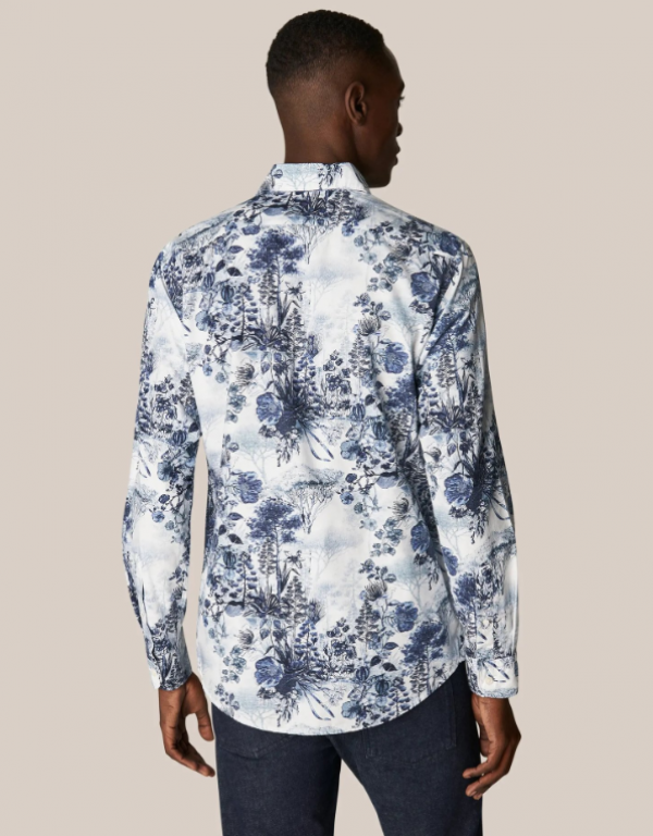 Kemeja dengan Motif Floral yang Kontemporer